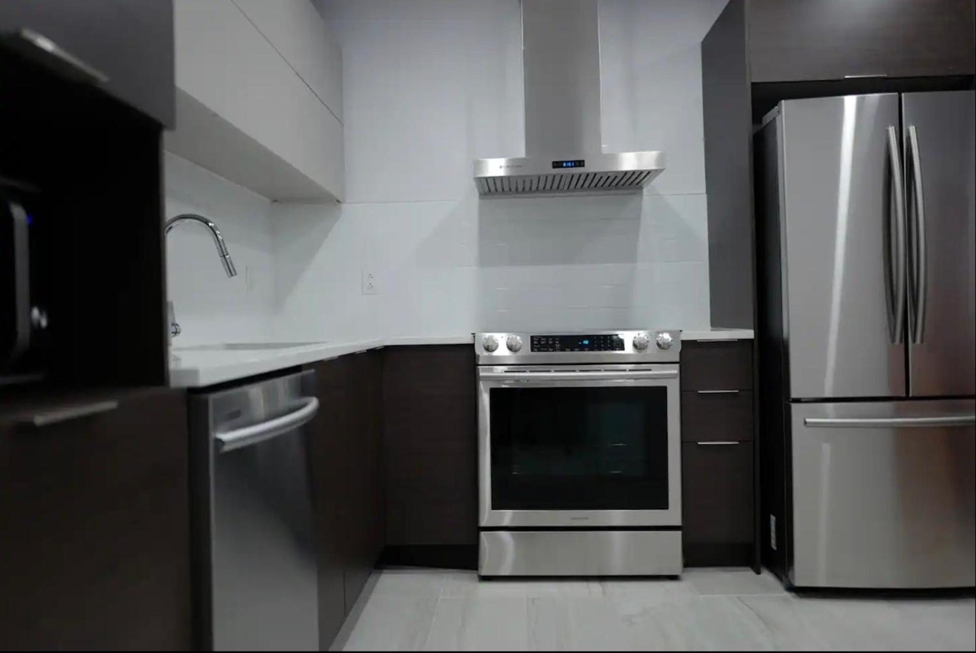 Le Bijou Airhome One Or Two Bedroom Suite مونتريال المظهر الخارجي الصورة